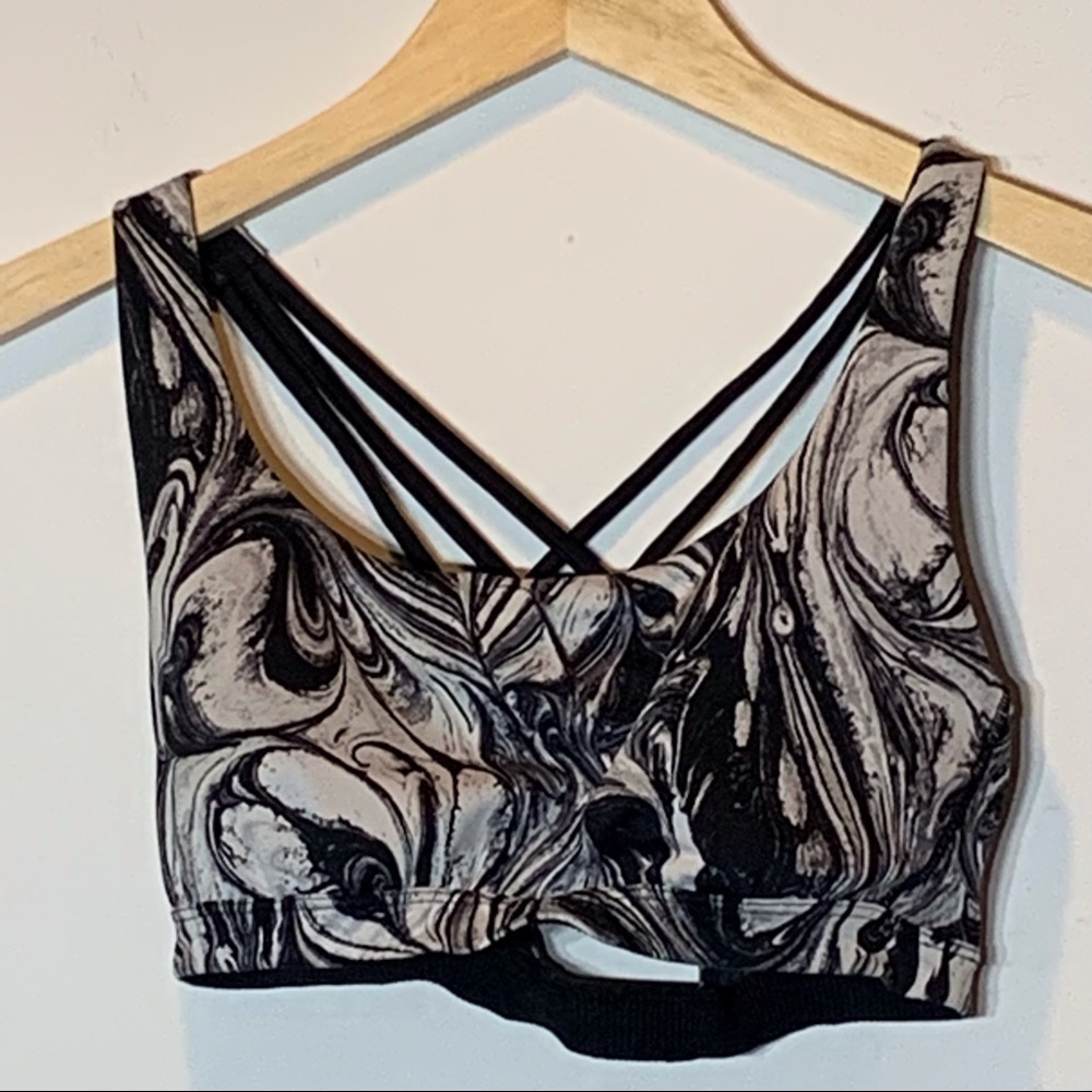 EUC Victoria’s Secret Sports Bra Black‎ and White Marble Print